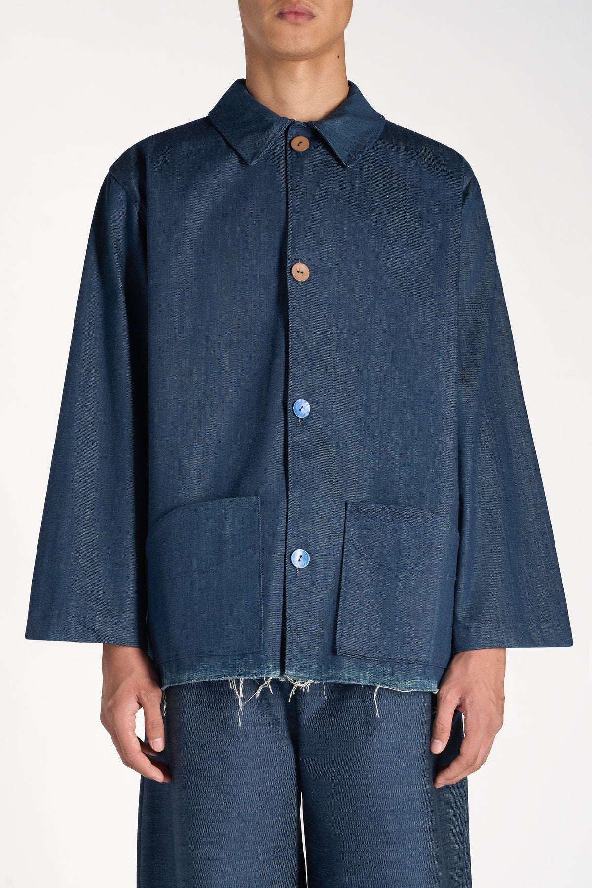 OVERSHIRT IN DENIM CON ORLO SFRANGIATO A MANO