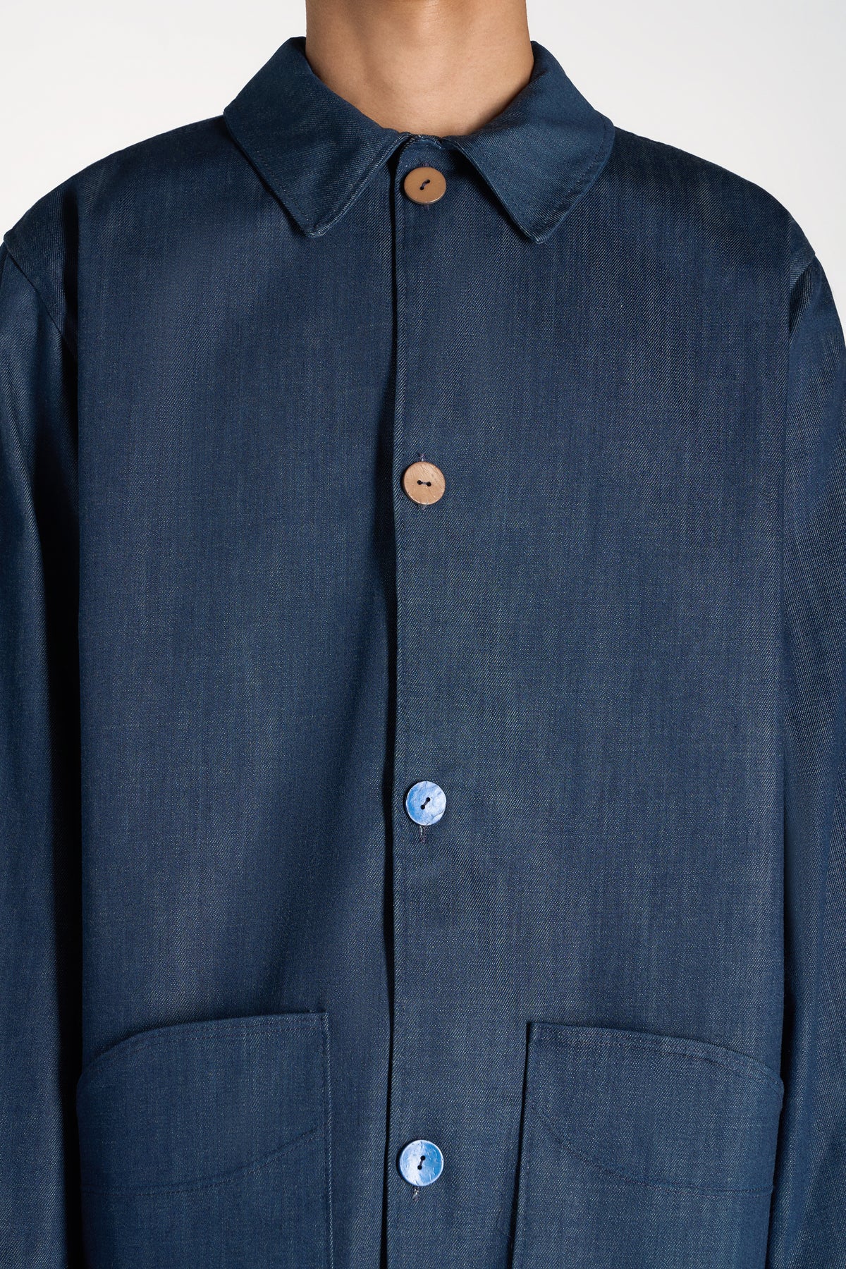 OVERSHIRT IN DENIM CON ORLO SFRANGIATO A MANO