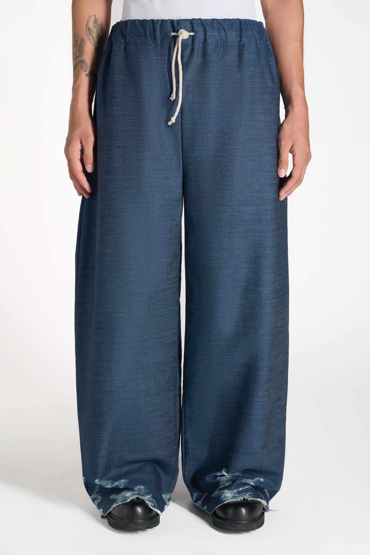 PANTALONI WIDE LEG IN DENIM CON MOTIVO DISTRESSED ASTRATTO