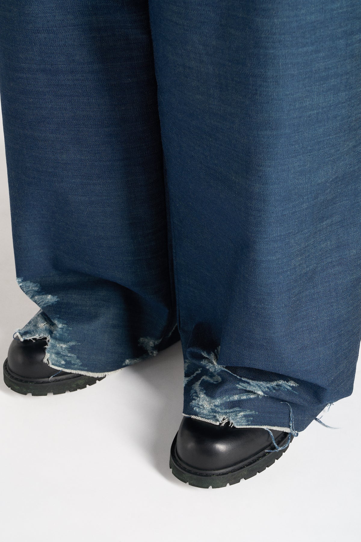 PANTALONI WIDE LEG IN DENIM CON MOTIVO DISTRESSED ASTRATTO