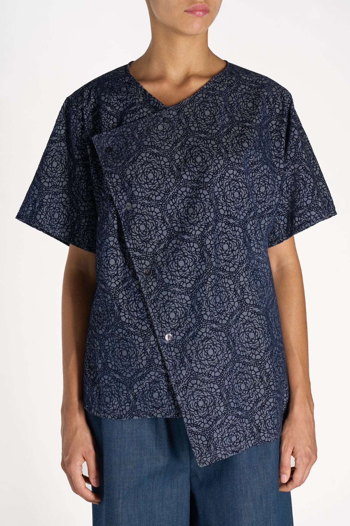 CAMICIA ASIMMETRICA IN CHAMBRAY FLOCCATO PATTERN GEOMETRICO