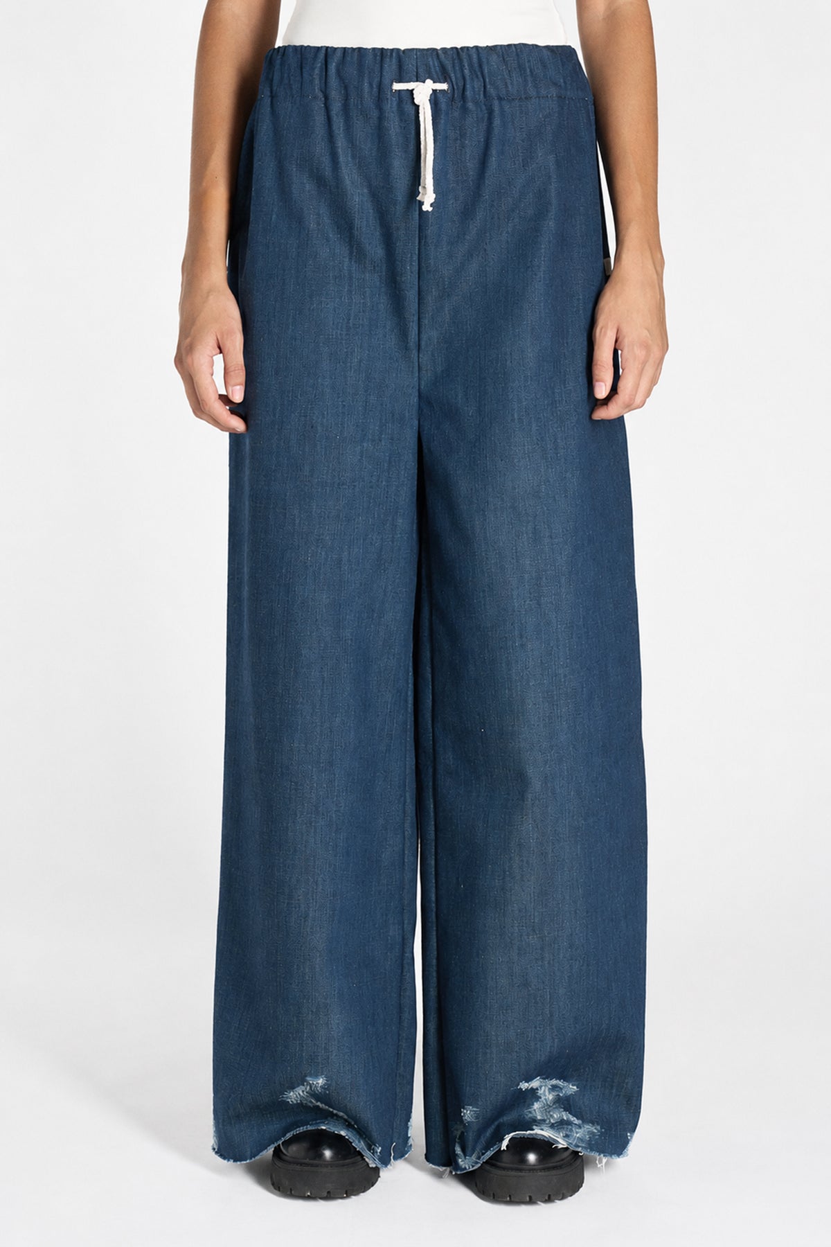 PANTALONI WIDE LEG IN DENIM CON MOTIVO DISTRESSED ASTRATTO