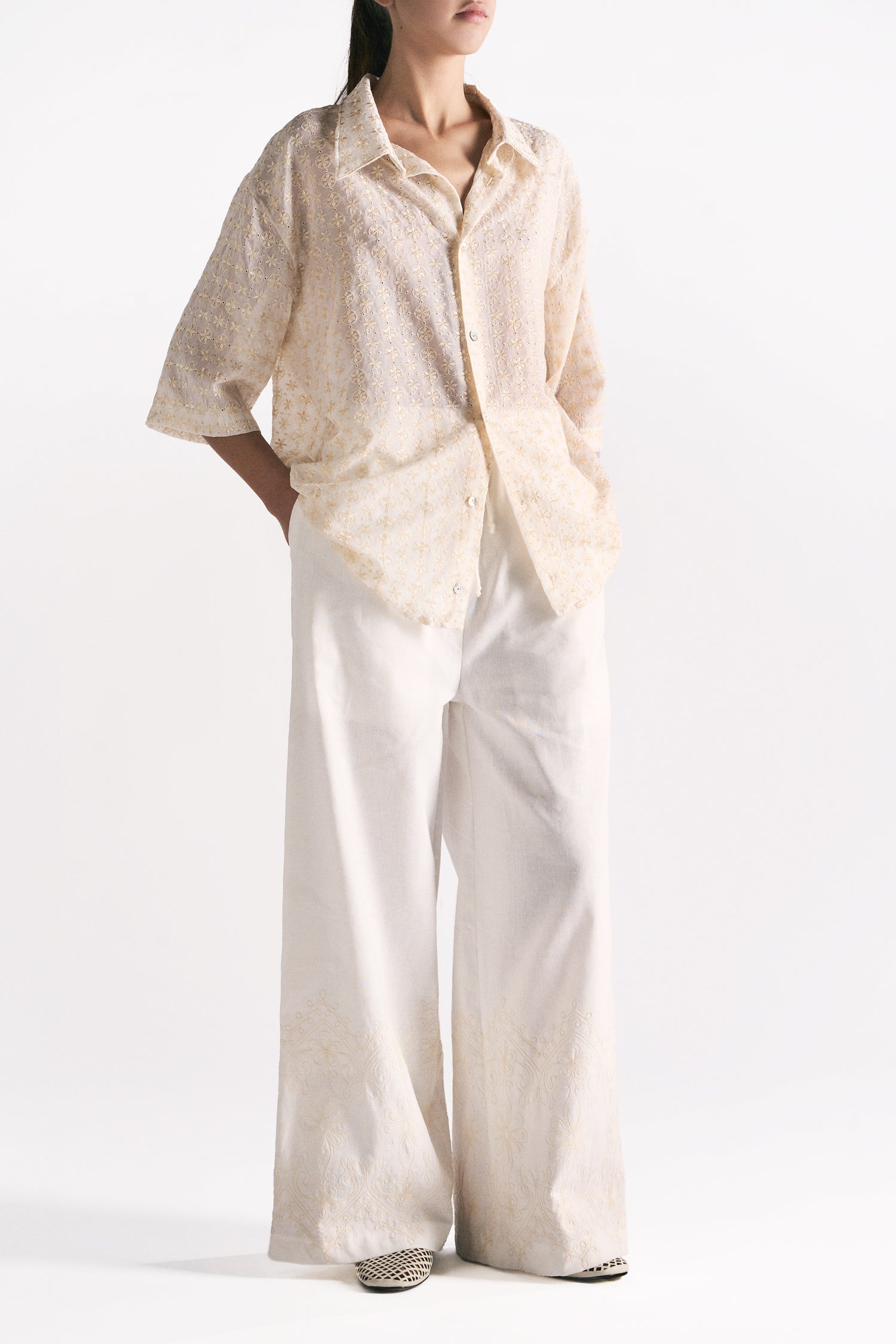 CAMICIA A MANICHE CORTE IN SETA COTONE AVORIO CON RICAMO FIORE ORO